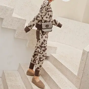 Megztinis moterų kostiumas naujas du laisvi leopard apvalios kaklo megztinis 2020 m. Rudens stiliaus