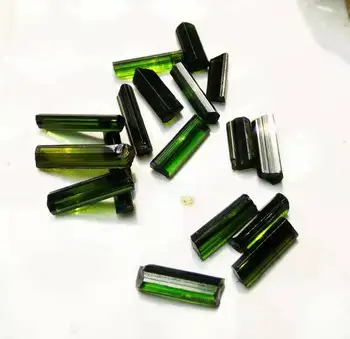 Natūrali žalia skaidri turmalino kristalų lobis gamtos bauda akmens mineralų pavyzdžiai