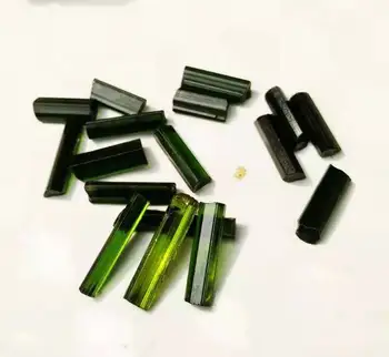 Natūrali žalia skaidri turmalino kristalų lobis gamtos bauda akmens mineralų pavyzdžiai